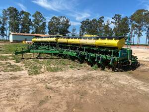 Plantadeira John Deere 2130/28 Ano 2011