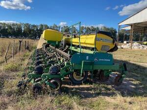 Plantadeira John Deere 2130/28 Ano 2012