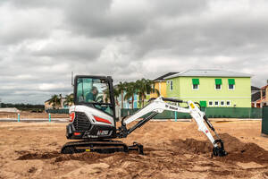 Aluguel de Mini Escavadeira Bobcat E26 - Nova