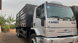 Caminhão Ford Cargo 2422