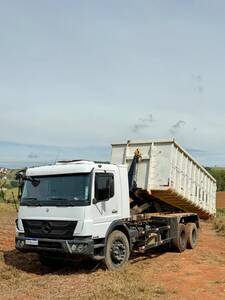 Caminhão Mercedes-Benz Atego 2425 + 2 CAÇAMBAS + 1 PRANCHA