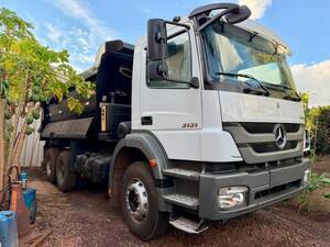 Caminhão Mercedes-Benz Axor 3131