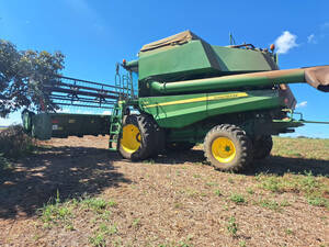 Colheitadeira John Deere - Modelo S440