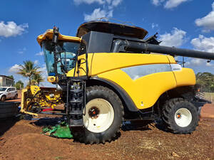 Colheitadeira New Holland Com Plataforma De 35 Pés