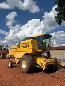 Colheitadeira New Holland TC 57 (Hydro)