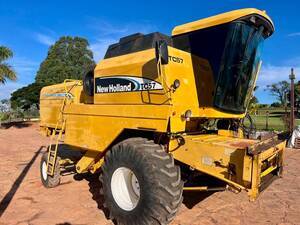 Colheitadeira New Holland TC 57 (Hydro) + 2 PLATAFORMAS + CARRETINHA
