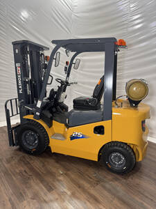 Empilhadeira Combustível Gás / Glp - 2,5 Ton. 3M