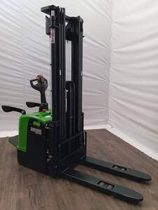 Empilhadeira Patolada Elétrica Plasnox - 2Ton. 5,6M