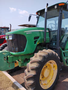 Trator John Deere 5090E - ano 2014