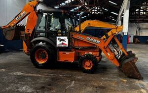 retroescavadeira case 580n cabinada 4x4 ano 2015 ar condicionado emplacada unico dono com 6.856 horas trabalhadas