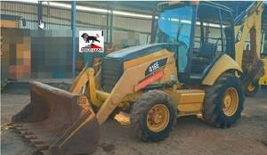 retroescavadeira caterpillar 416e 4x4 2010 cabine aberta com 8.800 horas