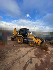 retroescavadeira jcb 3cx ano 2023 com 4.200 horas trabalhadas