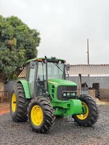 Trator John Deere 6100J 