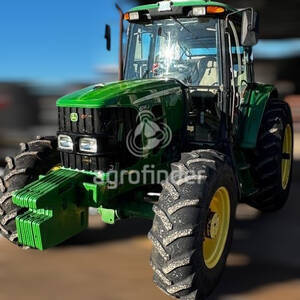 Trator John Deere 6110J Ano 2011