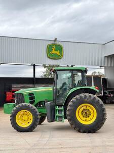 Trator John Deere 6135j