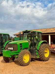 Trator John Deere 6135J