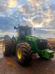Trator John Deere 7215J