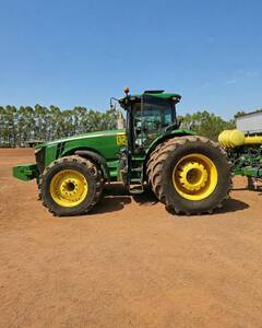 Trator John Deere 8335R