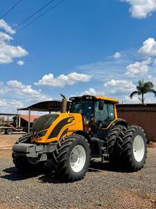 Trator Valtra BH 224 Hitech